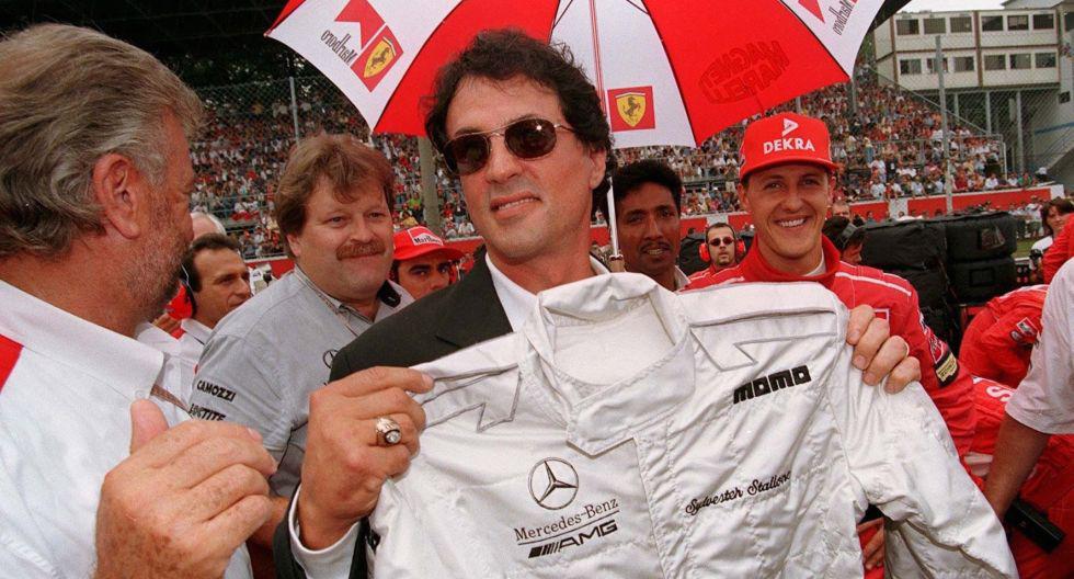 Sylvester Stallone con el uniforme de Mercedes que le fue entregado por Michael Schumacher. (Foto: Getty Images)