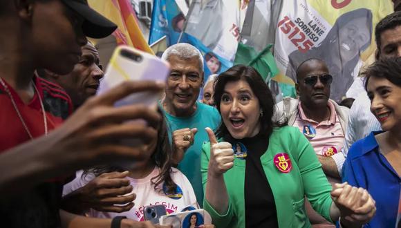 Simone Tebet muestra un pulgar hacia arriba durante una caminata de campaña en Río de Janeiro, Brasil, el jueves 22 de septiembre de 2022. (Foto AP/Bruna Prado).