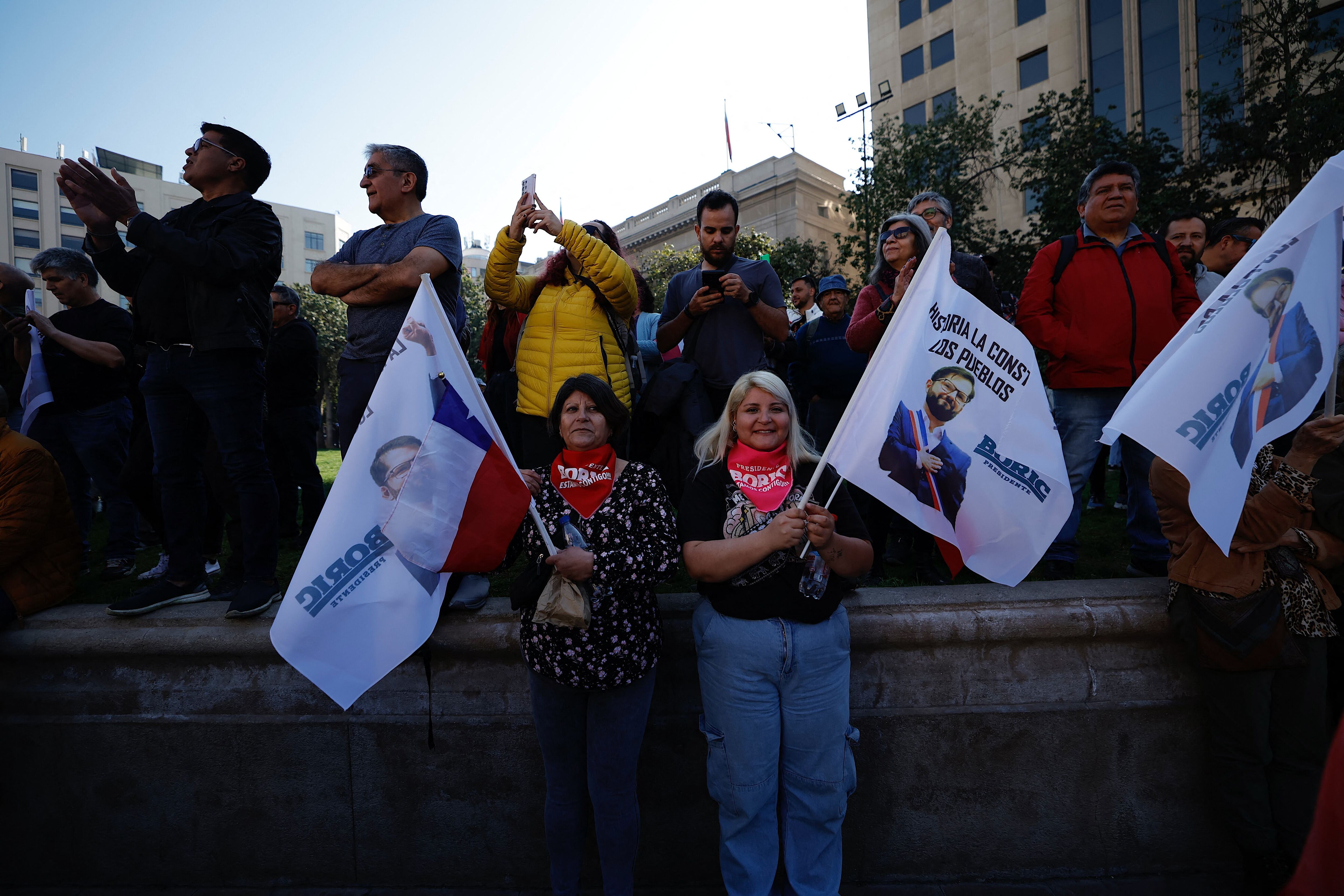Supporters of Chilean President Gabriel Boric participate in a demonstration in front of the La Moneda presidential palace, in Santiago, on September 30, 2023. (Photo by MARTIN BERNETTI / AFP)