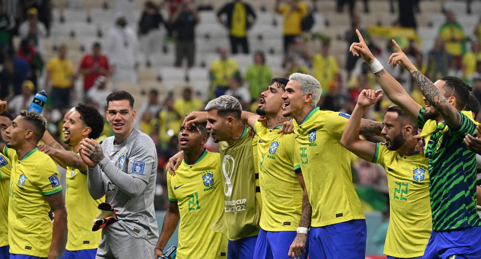 Brazil playes celebrate after they won the Qatar 2022 World Cup Group G football match between Brazil and Serbia at the Lusail Stadium in Lusail, north of Doha on November 24, 2022. (Photo by NELSON ALMEIDA / AFP)