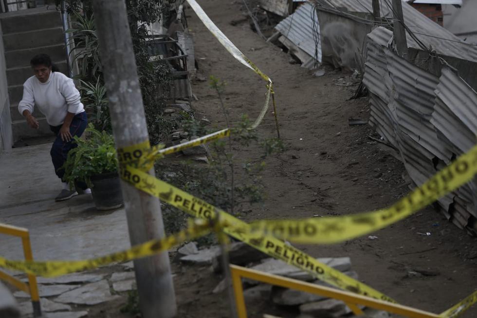 Tras el sismo de magnitud 6.0 que se sintió anoche y que tuvo como epicentro el distrito limeño de Mala, los vecinos del asentamiento humano Virgen de Fátima, en el distrito de Villa María del Triunfo, tuvieron que evacuar sus viviendas y pasar la noche en el local comunal, según informó RPP, debido a las grietas y caída de piedras provocadas por el fuerte temblor.  (Foto: Jorge Cerdán/GEC)