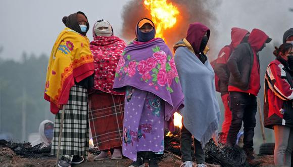 Indígenas y agricultores bloquean una carretera en San Juan de Pastocalle, provincia de Cotopaxi, Ecuador, el 13 de junio de 2022. (CRISTINA VEGA RHOR / AFP).