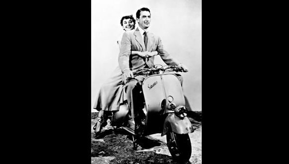 Audrey Hepburn y Gregory Peck a bordo de una Vespa en Vacaciones en Roma ( 1953 ). Hoy irían presos por choros.