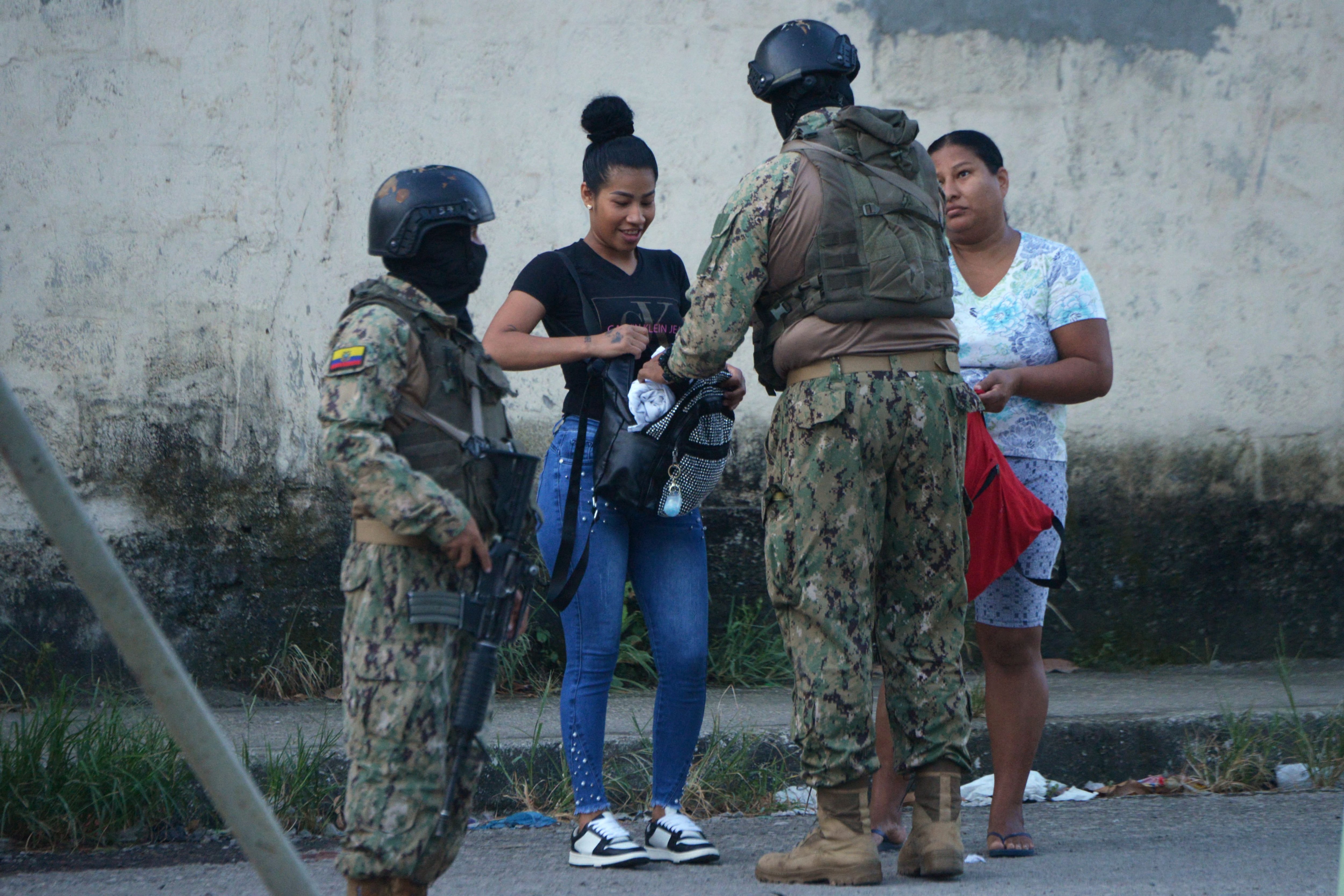 Un soldado cachea a una mujer durante un operativo conjunto con la policía en el barrio Socio Vivienda de Guayaquil, Ecuador, el 26 de marzo de 2024. (Foto de Gerardo MENOSCAL / AFP).
