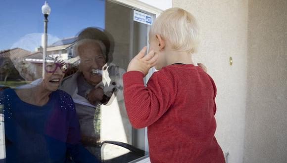 Coronavirus Estados Unidos | Ultimas noticias | Un bebé saluda a sus abuelos que se encuentran en aislamiento por el coronavirus. (Foto: AFP) | Covid-19