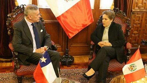Presidenta del Congreso se reunió con embajador de Chile