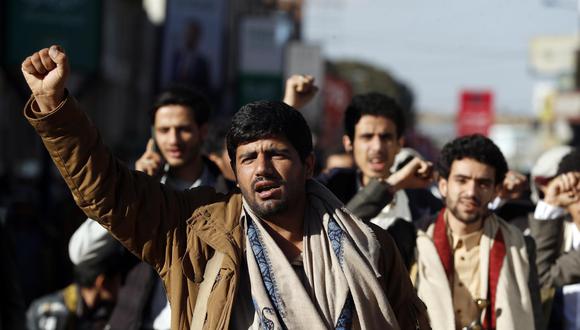 Partidarios hutíes gritan consignas durante una protesta contra EE.UU. y Arabia Saudita, en Sana'a, Yemen, 06 de enero de 2023. (Foto: EFE/EPA/YAHYA ARHAB)
