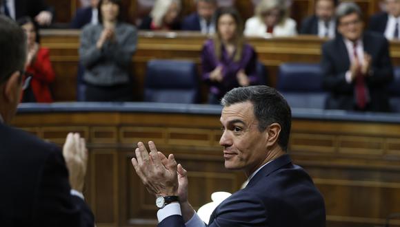 El presidente del Gobierno, Pedro Sánchez, aplaude en el Congreso de los Diputados, el 22 de marzo de 2023. (Foto de Chema Moya / EFE)