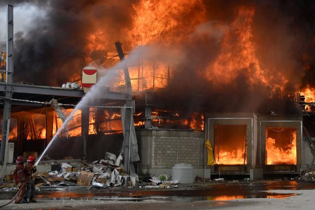 Bomberos libaneses intentan extinguir un incendio en el puerto de Beirut, Líbano, el 10 de setiembre de 2020. (EFE/EPA/WAEL HAMZEH). (EFE/EPA/WAEL HAMZEH).