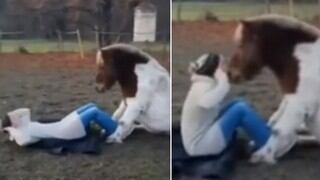 Entrenadora de caballos hizo abdominales con la ayuda de un pony y escena se volvió viral