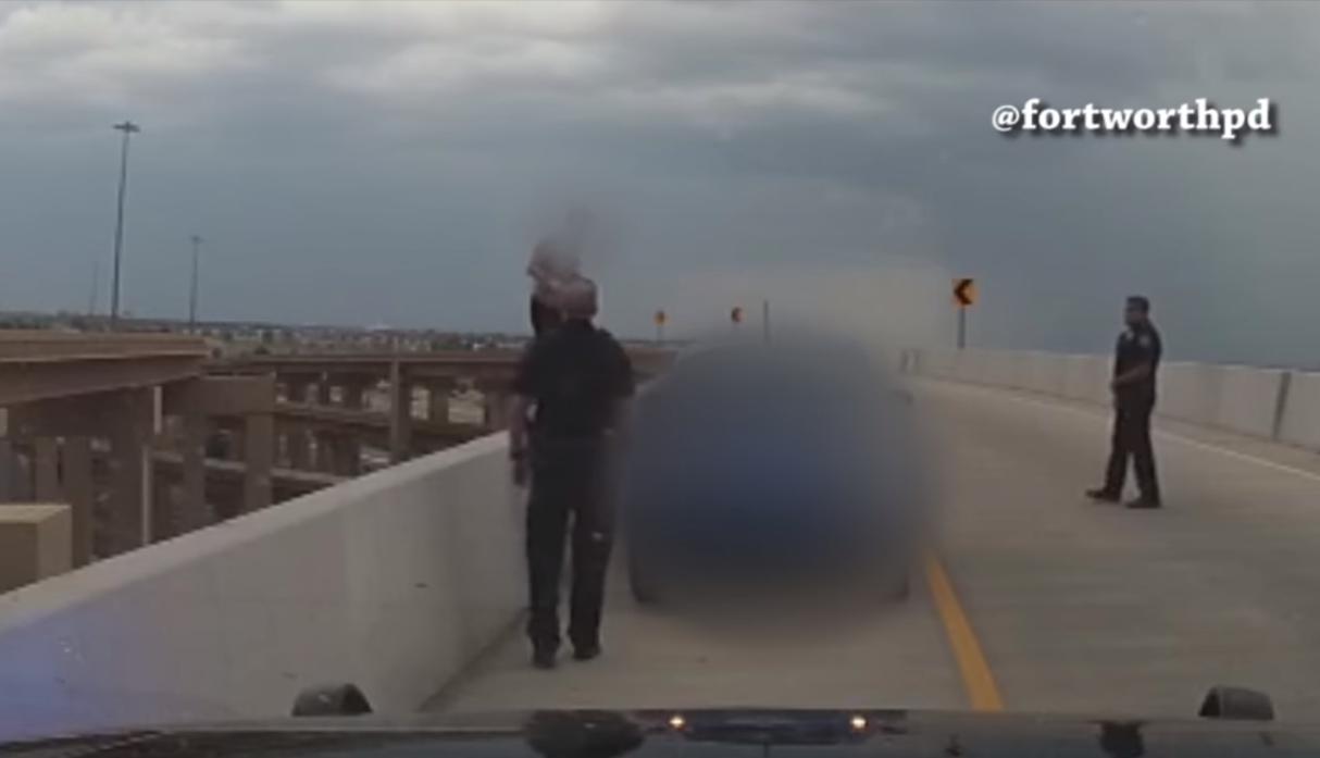Dos policías evitaron que una mujer se suicide lanzándose de un puente. (Facebook | Fort Worth PD)