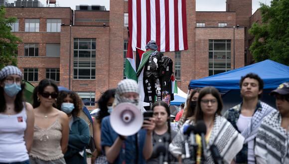 Gente habla con la prensa mientras se reúnen en un campamento para apoyar al pueblo de Palestina durante una protesta en la Universidad George Washington el 6 de mayo de 2024, en Washington, DC. (Foto de Brendan Smialowski / AFP)