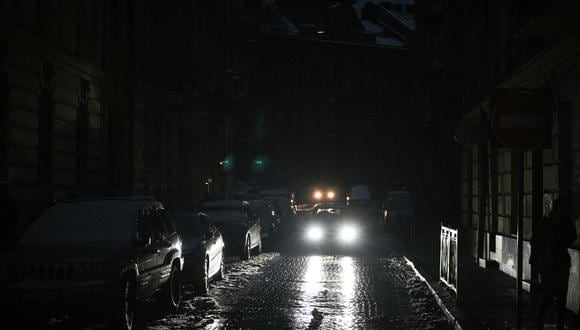 Imagen de archivo | Los automóviles circulan por una carretera oscura en Lviv mientras la ciudad vive un corte de energía programado el 24 de noviembre de 2022, después de los últimos ataques aéreos masivos rusos en la infraestructura energética de Ucrania, en medio de la invasión rusa en Ucrania. (Foto de YURIY DYACHYSHYN / AFP)
