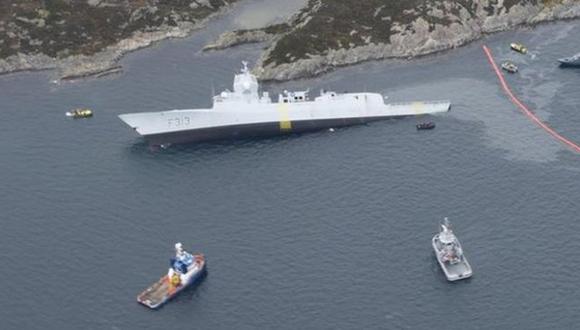 La fragata noruega fue empujada a aguas menos profundas para evitar que se hundiera. (KYSTVERKET/NCA/FORSVARET)