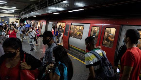 Varias personas transitan por la estación Gato Negro del Metro de Caracas, Venezuela. (EFE/ Rayner Peña R).