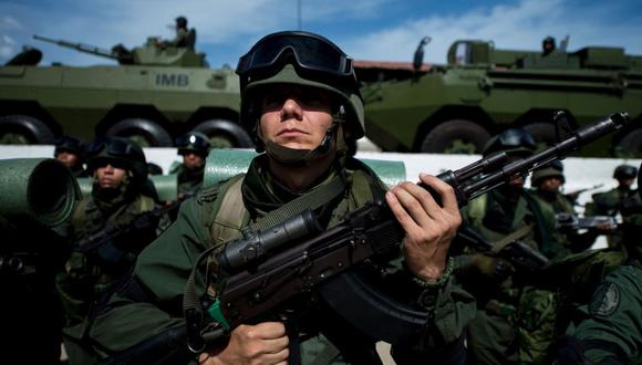 Nicolás Maduro ha desplegado retenes militares en las cercanías de las bases militares de Venezuela. (Foto referencial, AFP).