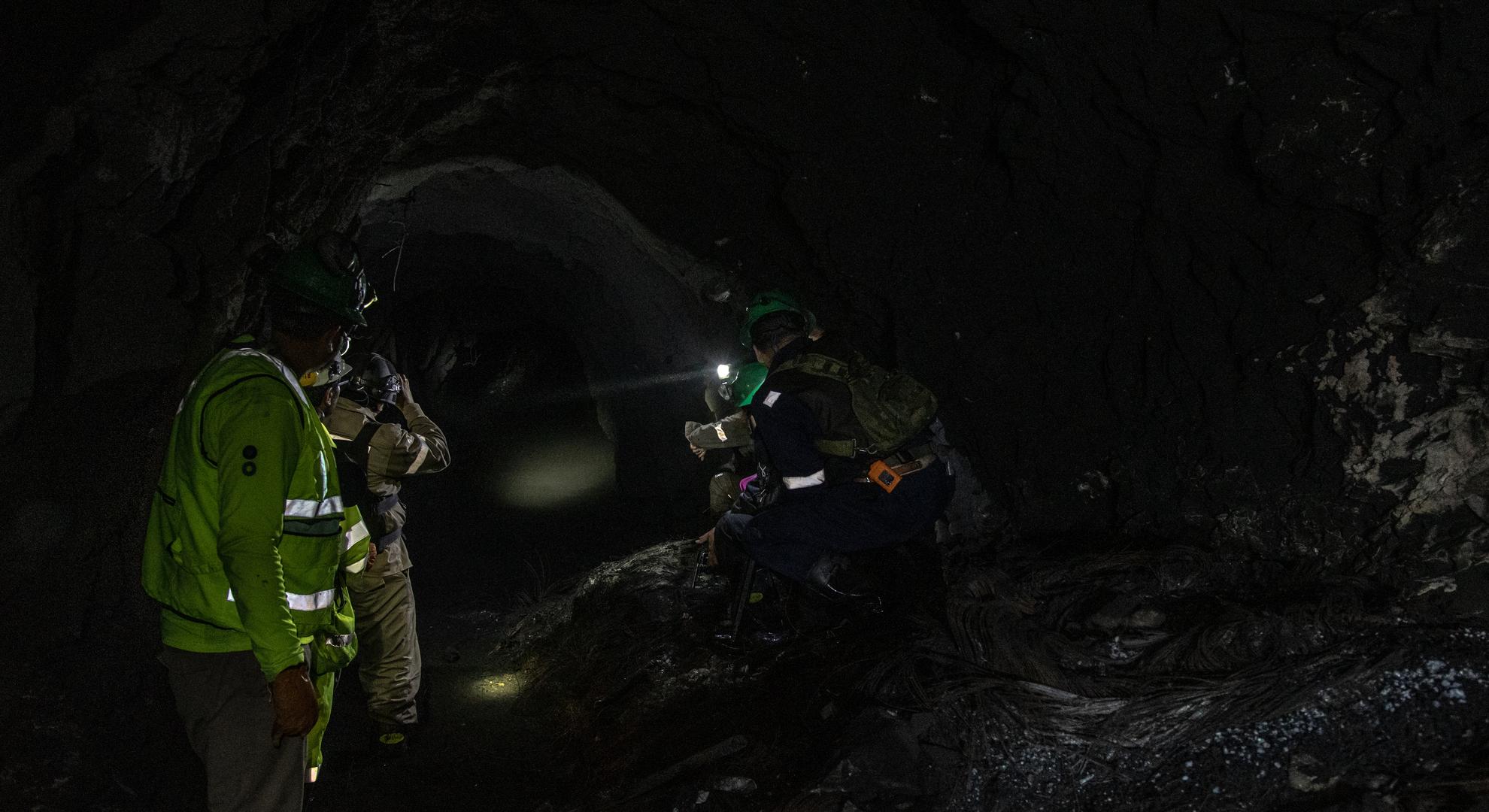 Agentes de seguridad patrimonial (derecha) de Poderosa escoltaron a El Comercio y a un grupo de ingenieros hasta una zona activa de conflicto al interior de una mina.