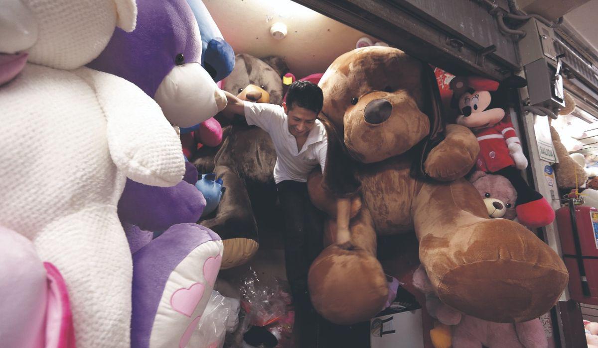 Peluches, chocolates, arreglos florales y toda clase de detalles atiborran las tiendas. (Foto: GEC)