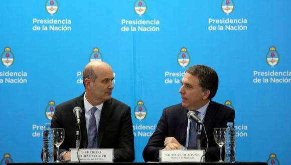 El ministro de Hacienda de Argentina, Nicolás Dujovne (derecha), y el presidente del Banco Central de Argentina, Federico Sturzenegger. (Foto: Reuters)