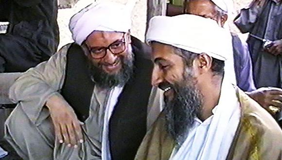 Osama bin Laden (der.) y su sucesor Ayman al Zawahiri (izq.) en mayo de 1998. (CNN VIA GETTY IMAGES).
