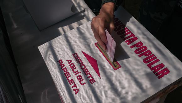 Un votante emite su voto en un lugar de votación durante un referéndum nacional en la Ciudad de México, México.