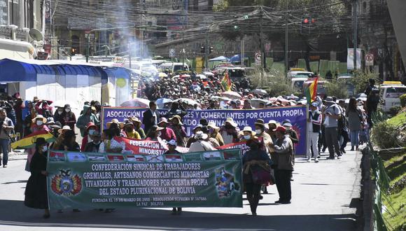 Comerciantes bolivianos bloquean una avenida en contra del "paquetazo de leyes", el 27 de abril de 2023, en Santa Cruz, Bolivia. (Foto de EFE)