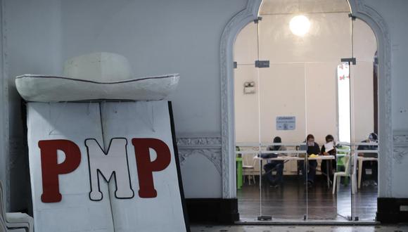 En la segunda planta de una casona de Paseo Colón, al menos 20 personas revisan y contabilizan las actas de afiliación al PMP. (Foto: Hugo Pérez / El Comercio)