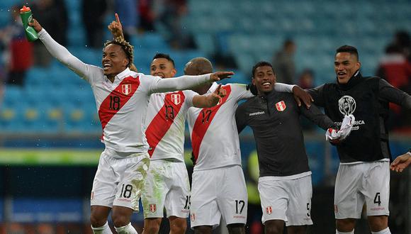 Seleccionados peruanos reciben saludos de felicitación por clasificar a final de la Copa América. (Foto: AFP)