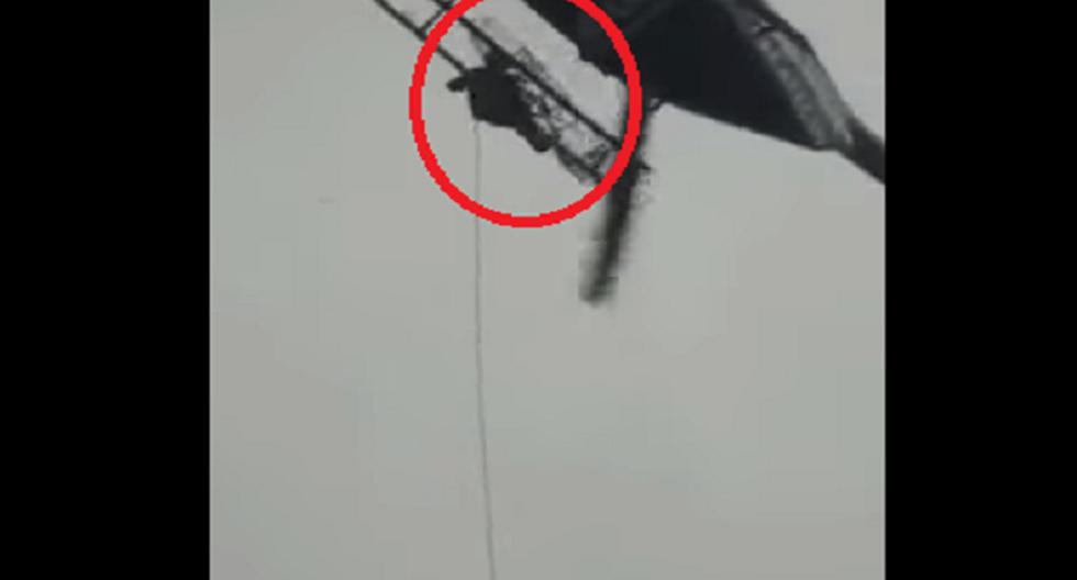 YouTube: Policía cae de helicóptero en simulacro de rescate. (Foto: Captura de YouTube)