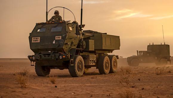 Un vehículo lanzador estadounidense M142 High Mobility Artillery Rocket System (HIMARS) durante el ejercicio militar "African Lion" en la región de Grier Labouihi, en el sureste de Marruecos, el 21 de junio de 2022. (FADEL SENNA / AFP).