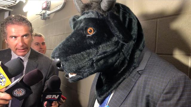 Peter Laviolette, entrenador del equipo de hockey de la NHL Nashville Predators, prometió dar una rueda de prensa con una máscara de toro si sus dirigidos ganaban.