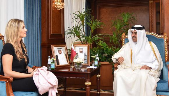 Esta imagen proporcionada por el Ministerio de Trabajo de Qatar muestra al ministro de Trabajo del emirato del Golfo, Ali bin Samikh al-Marri, durante una reunión con la vicepresidenta del Parlamento Europeo, Eva Kaili, en Doha el 31 de octubre de 2022 (Foto:Ministerio de Trabajo de Qatar / AFP)