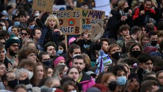 Miles de jóvenes protestan en Glasgow y exigen justicia climática y racial