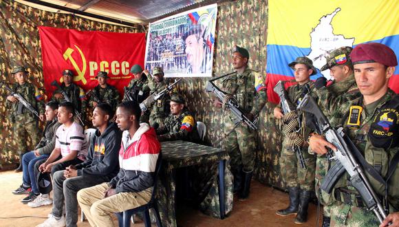 Imagen referencial | Miembros del grupo escindido del Frente Carlos Patiño de las FARC-EP custodian a cuatro soldados detenidos antes de ser liberados y entregados a una comisión del Comité Internacional de la Cruz Roja (CICR), en la zona rural de Cauca, Colombia, el 18 de enero de 2023. (Foto de Camilo FAJARDO / AFP)