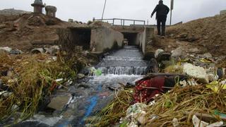 La basura ahoga al milenario canal de Surco [FOTOS]