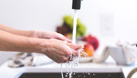 El constante lavado de manos en cuarentena tiene que estar acompañado de una correcta hidratación para no dañar la piel. (Foto: Pixabay)