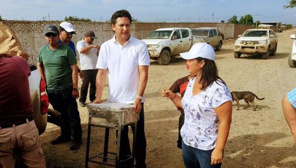 Daniel Salaverry, vocero alterno de Fuerza Popular, junto a la lideresa de este partido, Keiko Fujimori, entregando ayuda el pasado 24 de marzo en Trujillo. (Foto: Daniel Salaverry / Facebook)
