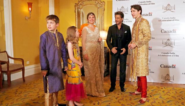 Las fotos del encuentro de la familia Trudeau con la vestimenta tradicional, con la estrella de Bollywood Shahrukh Khan vestido a la occidental, son disecadas por los internautas canadienses. (Foto: Reuters/Danish Siddiqui)