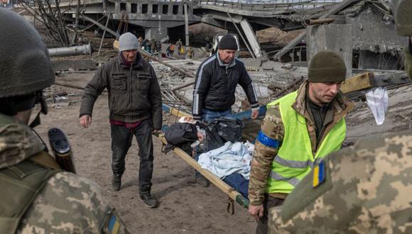 Un hombre herido es evacuado mientras continúa la invasión rusa de Ucrania, en la ciudad de Irpin, en las afueras de Kiev, Ucrania. (Foto: REUTERS/Marko Djurica).