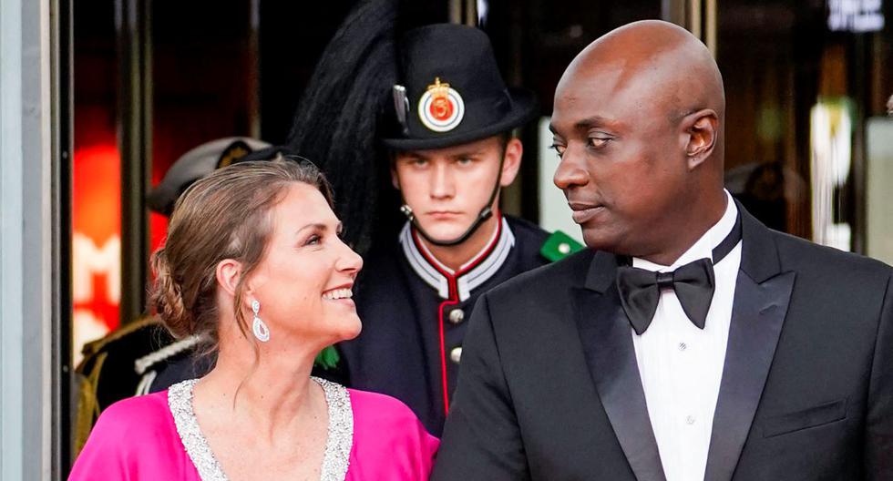 Esta foto tomada el 16 de junio de 2022 muestra a la princesa Marta Luisa de Noruega y a su prometido, el autoproclamado chamán Durek Verrett, en Oslo. (LISE ÅSERUD / NTB / AFP).