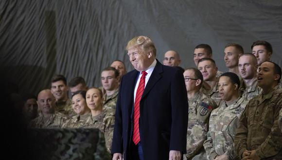 En esta imagen del 28 de noviembre de 2019, el presidente Donald Trump sonríe antes de un discurso a miembros del ejército durante una visita sorpresa con motivo del Día de Acción de Gracias en la base Bagram, en Afganistán. (AP Foto/Alex Brandon, Archivo).