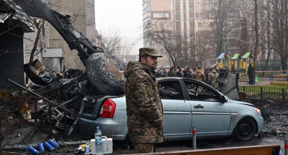 Un militar se encuentra en el lugar donde un helicóptero se estrelló cerca de un jardín de infantes en Brovary, en las afueras de Kiev, la capital de Ucrania. (Serguéi SUPINSKY / AFP).