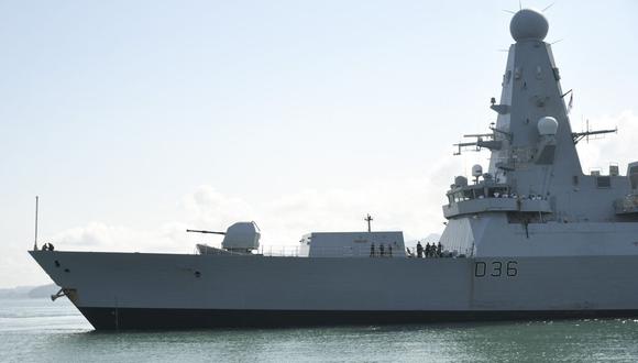 Los documentos contienen detalles sobre el buque HMS Defender y el ejército británico. (Foto: AFP).