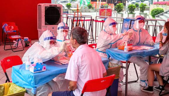 Personas que se someten a pruebas de ácido nucleico para el coronavirus Covid-19 en Shenzhen, en la provincia de Guangdong, en el sur de China. (Foto: STR / AFP) / China OUT).