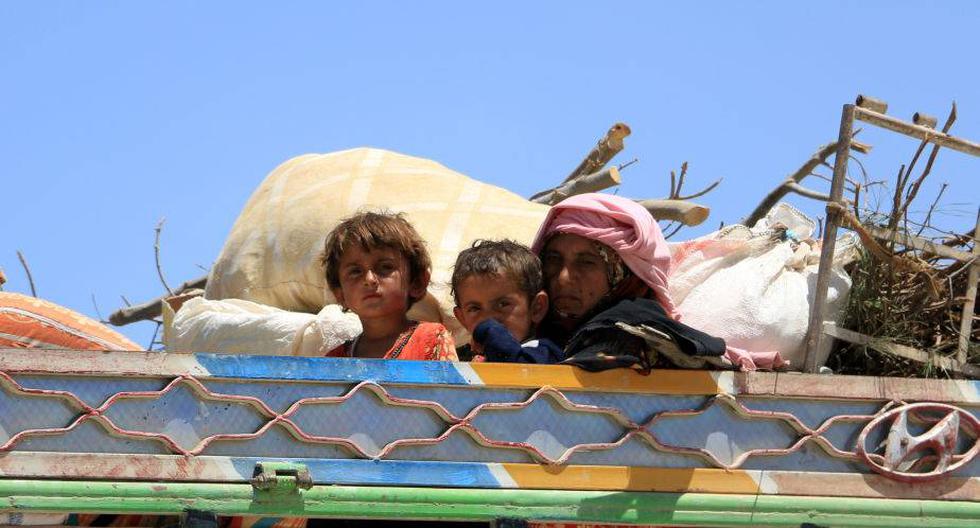Varias familias sirias mientras abandonan Al Raqa, una zona dominada por el Estado Islámico, a su paso por Balaban, al sur de Jarablús (Siria). *Al Raqa* es la principal ciudad siria bajo control total de *ISIS* e intenta ser reconquistada por las fuerzas sirias con la ayuda de una coalición liderada por Estados Unidos. (Foto: EFE/ZEIN AL-RIFAI)