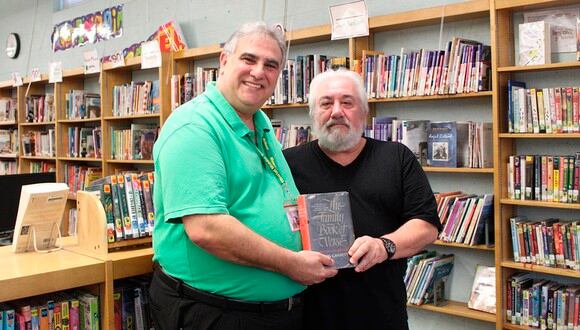Harry Krame devolvió un libro a la biblioteca de su escuela 53 años después. (Twitter / @FairLawnSchools)