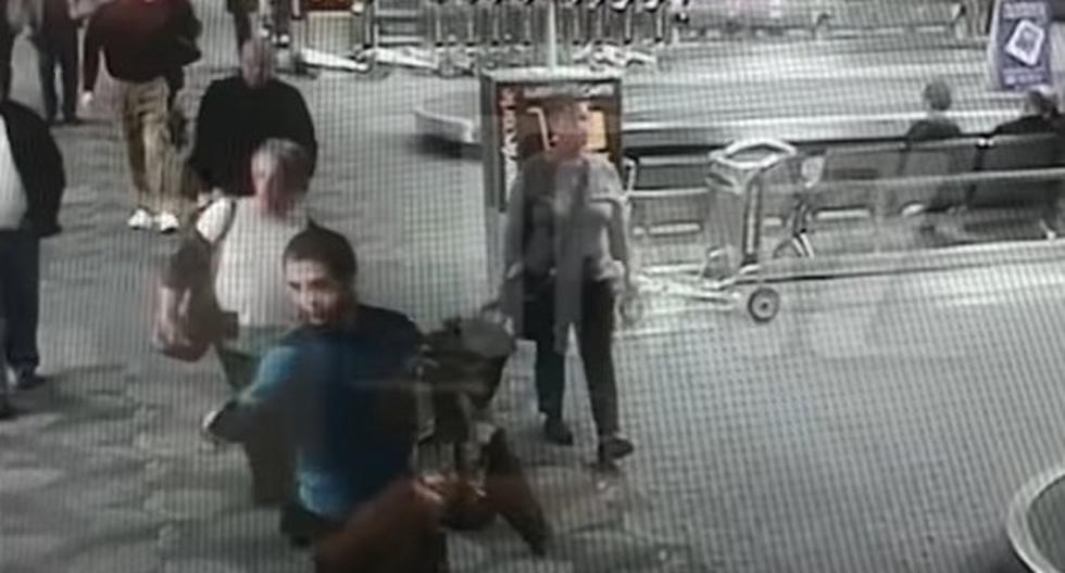 El video de unos 20 segundos de duración ha sido obtenido de una de las cámaras de seguridad de la zona de recogida de equipajes de la terminal 2. (Foto: Captura)