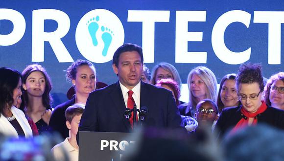 Ron DeSantis, gobernador de Florida, enmendó la agenda de una sesión especial para considerar un proyecto de ley que eliminaría el "gobierno propio" de Disney. (Foto: Reuters)