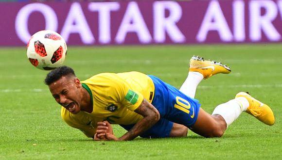 México vs. Brasil: Álvarez se ganó la amarilla por fuerte plancha contra Neymar. (Foto: AFP)