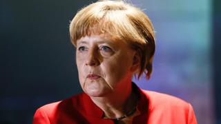 Alemania: Dejan una cabeza de cerdo con injurias contra Merkel